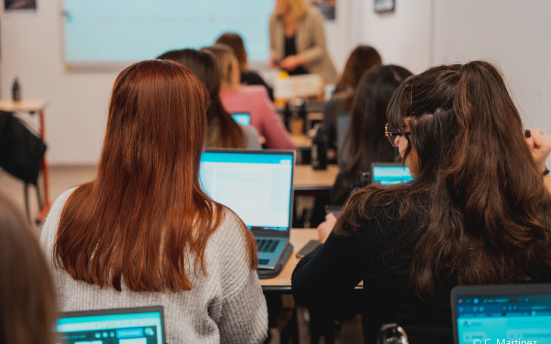 Étudiants dans une salle de cours de l'ESCM – article sur la notion d'études après bac.