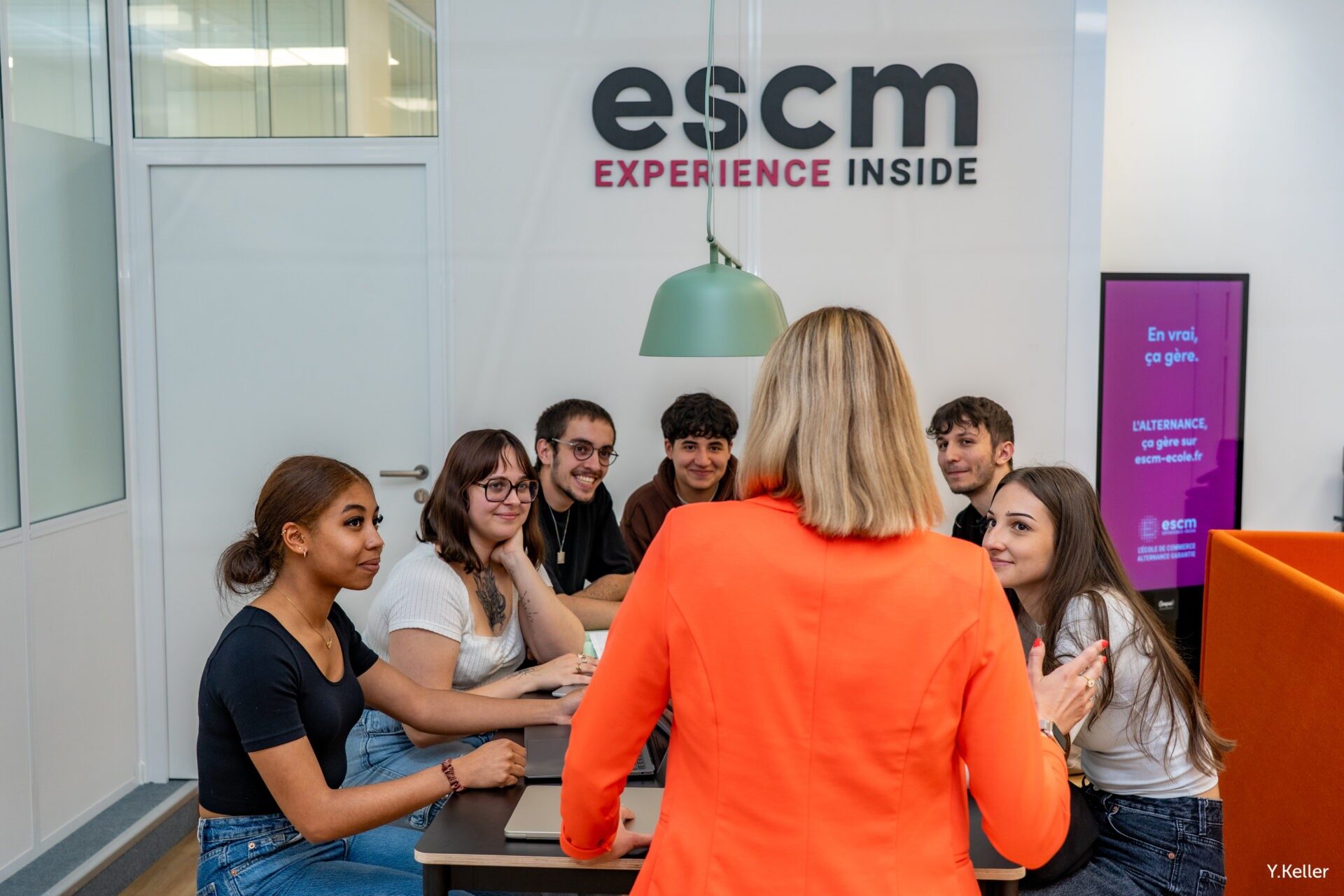 Étudiants dans une salle de cours de l'ESCM – article sur la notion d'études après bac.